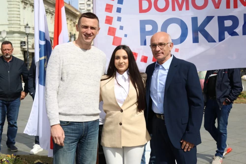 Srdačnost i selfie: Ovako su Brođani dočekali Penavu i Domovinski pokret na Korzu