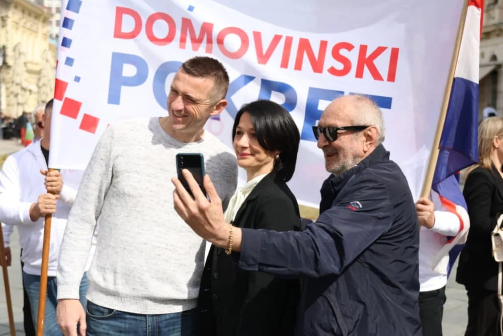 Srdačnost i selfie: Ovako su Brođani dočekali Penavu i Domovinski pokret na Korzu