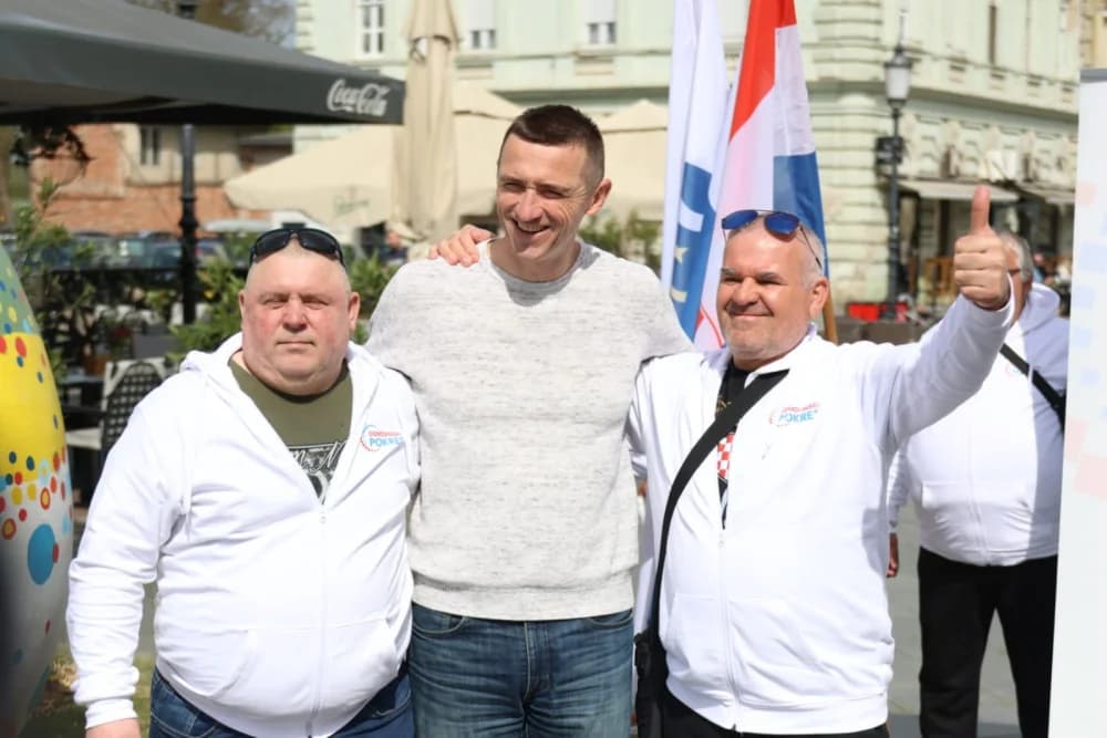 Srdačnost i selfie: Ovako su Brođani dočekali Penavu i Domovinski pokret na Korzu