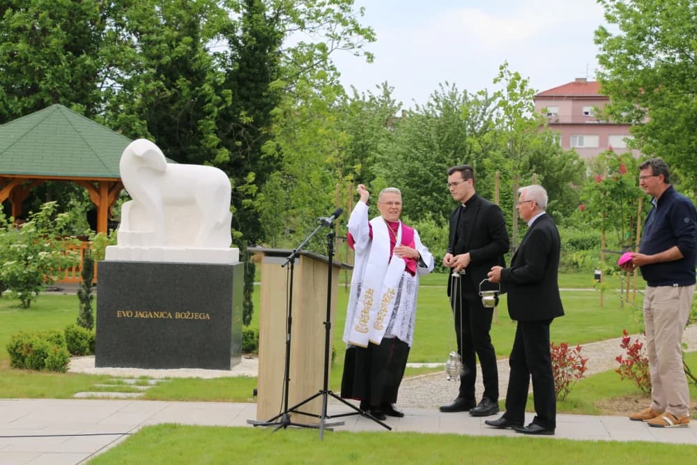 Uz blagoslov nadbiskupa Đure Hranića otvoren vrt arkanđela Rafaela