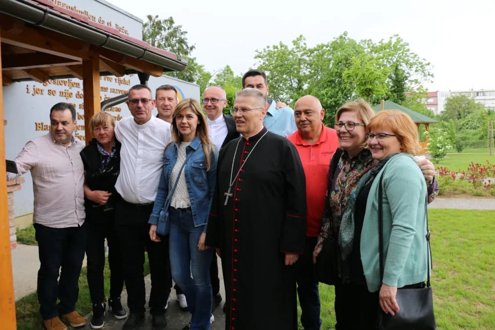 Uz blagoslov nadbiskupa Đure Hranića otvoren vrt arkanđela Rafaela