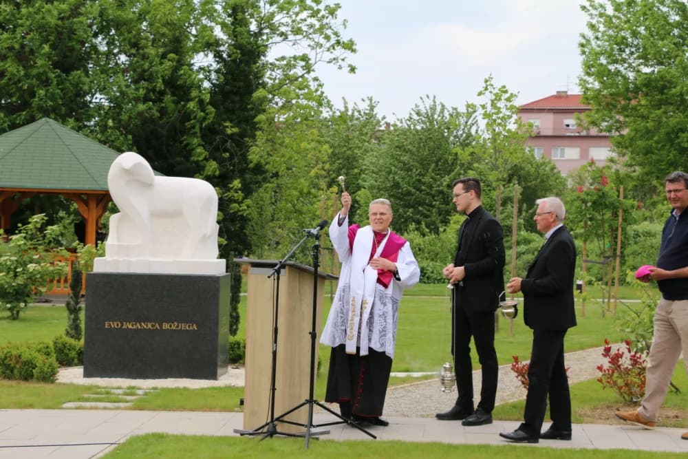 Uz blagoslov nadbiskupa Đure Hranića otvoren vrt arkanđela Rafaela