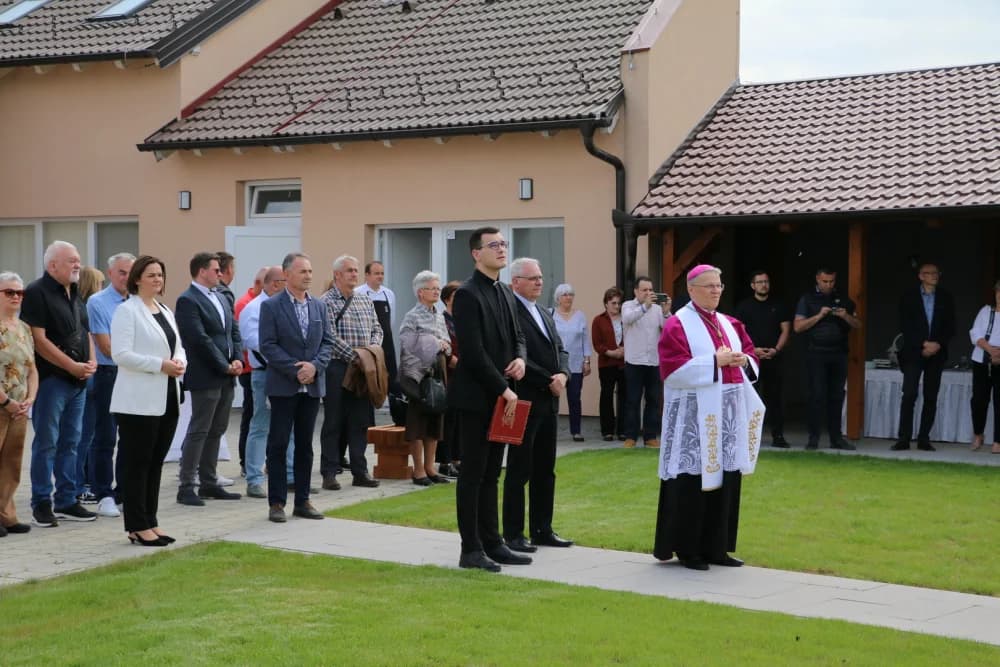 Uz blagoslov nadbiskupa Đure Hranića otvoren vrt arkanđela Rafaela