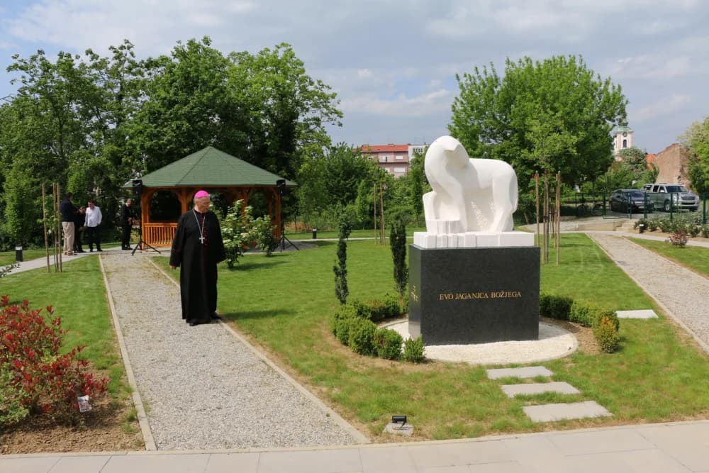 Uz blagoslov nadbiskupa Đure Hranića otvoren vrt arkanđela Rafaela