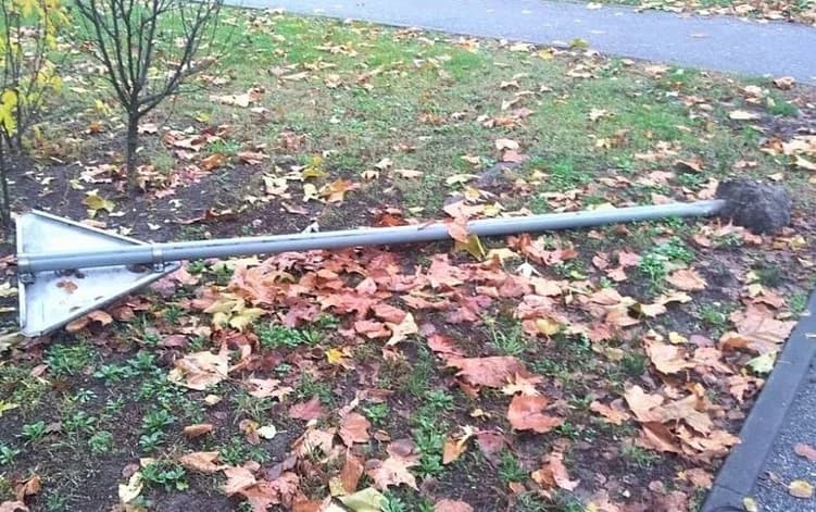Pijan se zabio u prometni znak na kružnom toku