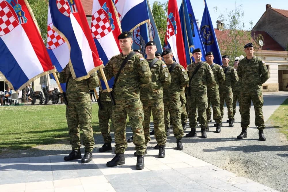 (VELIKA FOTOGALERIJA) 33. obljetnica obilježavanja osnutka 3. gardijske brigade “Kune” u Novoj Gradiški