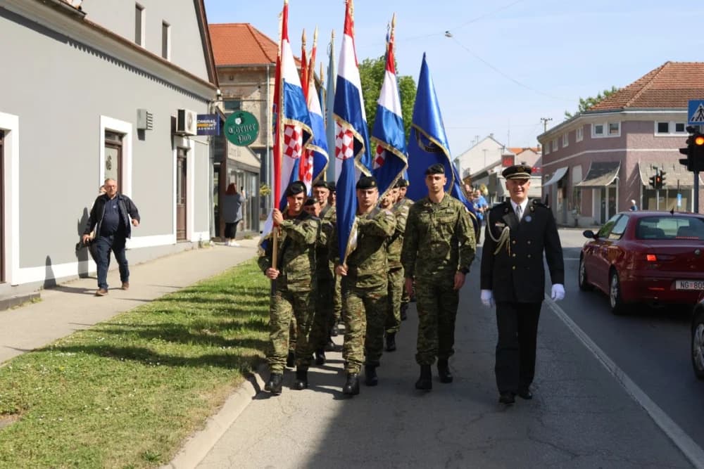 (VELIKA FOTOGALERIJA) 33. obljetnica obilježavanja osnutka 3. gardijske brigade “Kune” u Novoj Gradiški