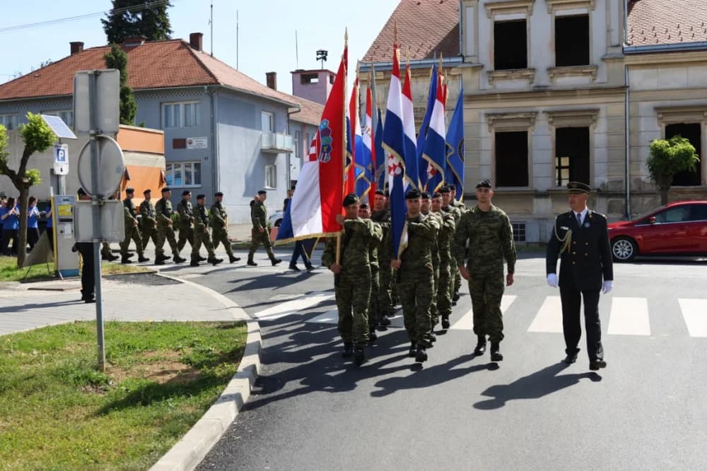 (VELIKA FOTOGALERIJA) 33. obljetnica obilježavanja osnutka 3. gardijske brigade “Kune” u Novoj Gradiški