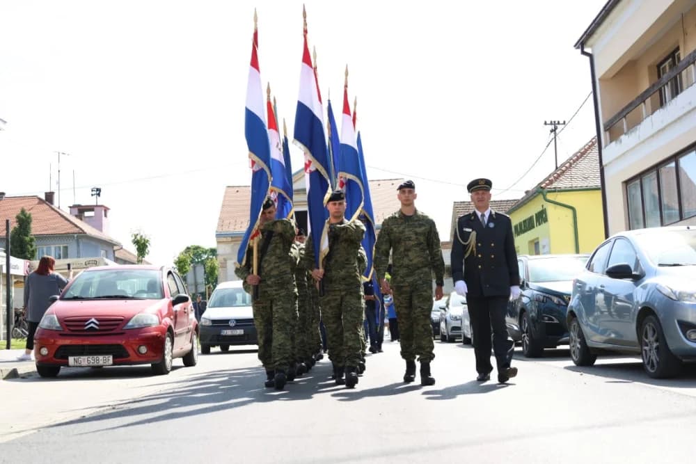 (VELIKA FOTOGALERIJA) 33. obljetnica obilježavanja osnutka 3. gardijske brigade “Kune” u Novoj Gradiški