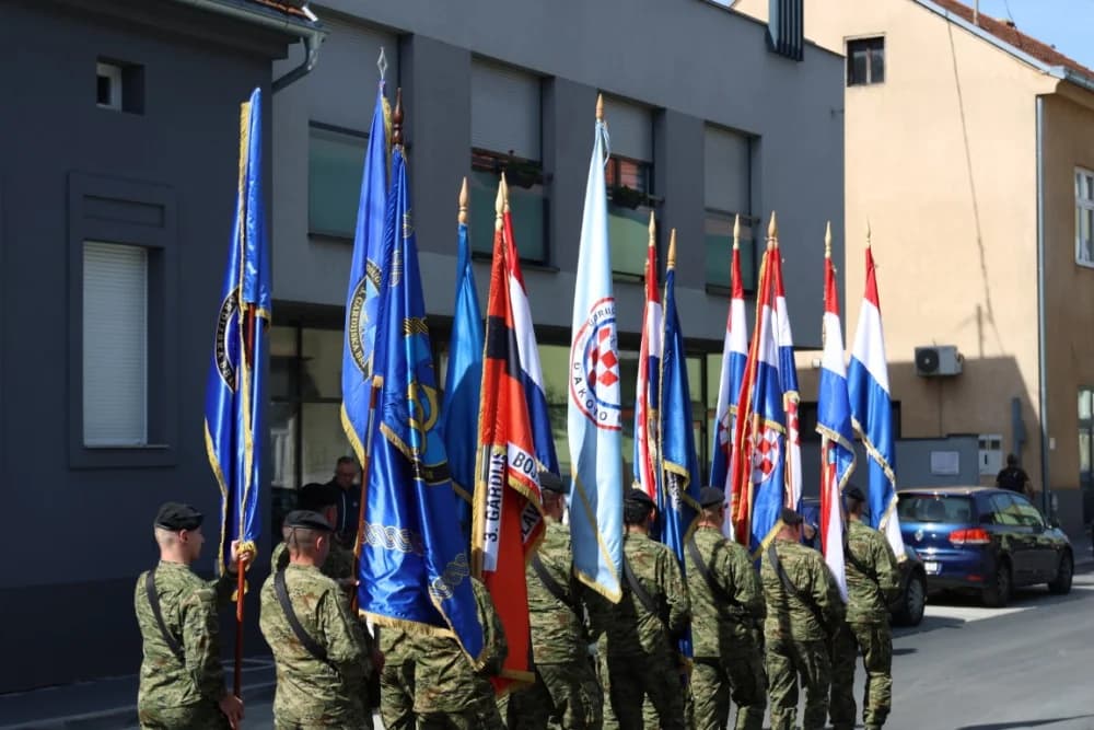 (VELIKA FOTOGALERIJA) 33. obljetnica obilježavanja osnutka 3. gardijske brigade “Kune” u Novoj Gradiški
