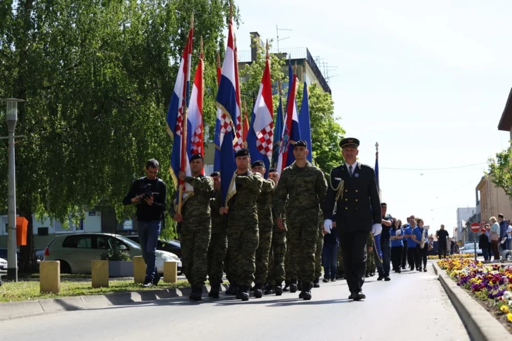 (VELIKA FOTOGALERIJA) 33. obljetnica obilježavanja osnutka 3. gardijske brigade “Kune” u Novoj Gradiški