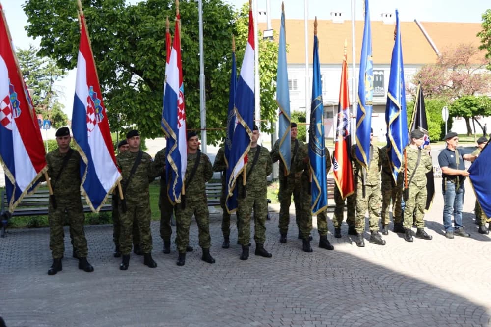 (VELIKA FOTOGALERIJA) 33. obljetnica obilježavanja osnutka 3. gardijske brigade “Kune” u Novoj Gradiški