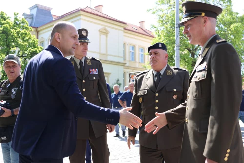 (VELIKA FOTOGALERIJA) 33. obljetnica obilježavanja osnutka 3. gardijske brigade “Kune” u Novoj Gradiški