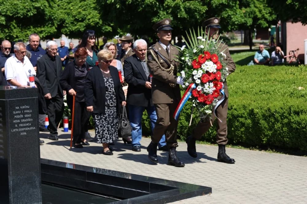 (VELIKA FOTOGALERIJA) 33. obljetnica obilježavanja osnutka 3. gardijske brigade “Kune” u Novoj Gradiški