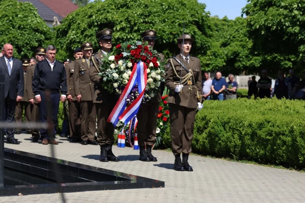 (VELIKA FOTOGALERIJA) 33. obljetnica obilježavanja osnutka 3. gardijske brigade “Kune” u Novoj Gradiški