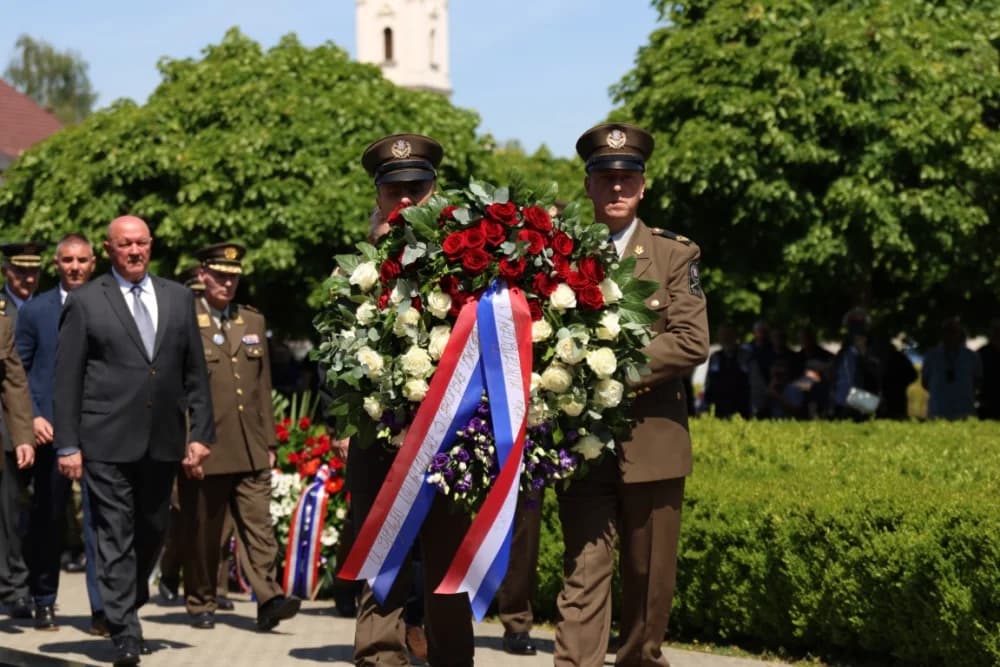 (VELIKA FOTOGALERIJA) 33. obljetnica obilježavanja osnutka 3. gardijske brigade “Kune” u Novoj Gradiški