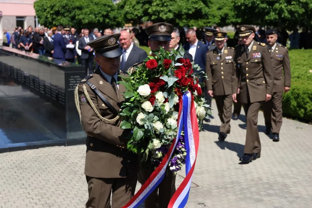 (VELIKA FOTOGALERIJA) 33. obljetnica obilježavanja osnutka 3. gardijske brigade “Kune” u Novoj Gradiški