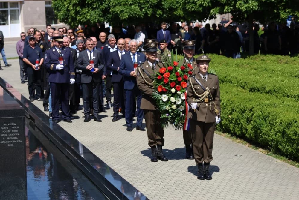 (VELIKA FOTOGALERIJA) 33. obljetnica obilježavanja osnutka 3. gardijske brigade “Kune” u Novoj Gradiški