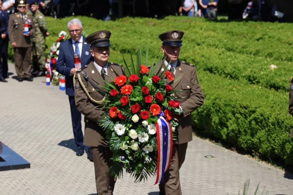 (VELIKA FOTOGALERIJA) 33. obljetnica obilježavanja osnutka 3. gardijske brigade “Kune” u Novoj Gradiški