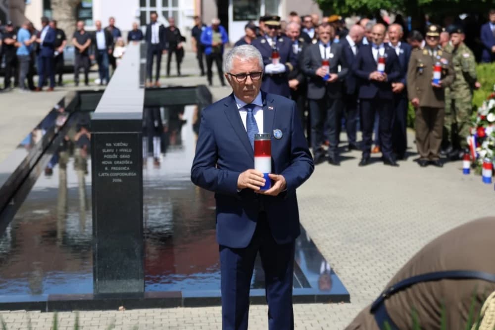 (VELIKA FOTOGALERIJA) 33. obljetnica obilježavanja osnutka 3. gardijske brigade “Kune” u Novoj Gradiški