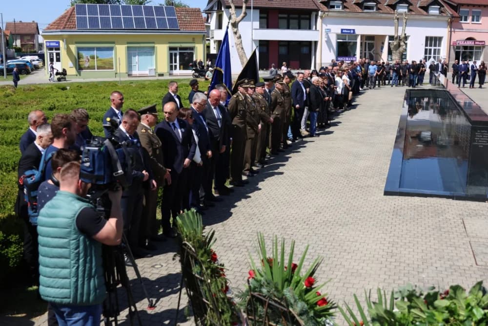 (VELIKA FOTOGALERIJA) 33. obljetnica obilježavanja osnutka 3. gardijske brigade “Kune” u Novoj Gradiški
