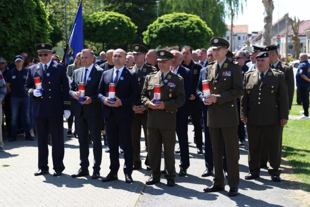(VELIKA FOTOGALERIJA) 33. obljetnica obilježavanja osnutka 3. gardijske brigade “Kune” u Novoj Gradiški
