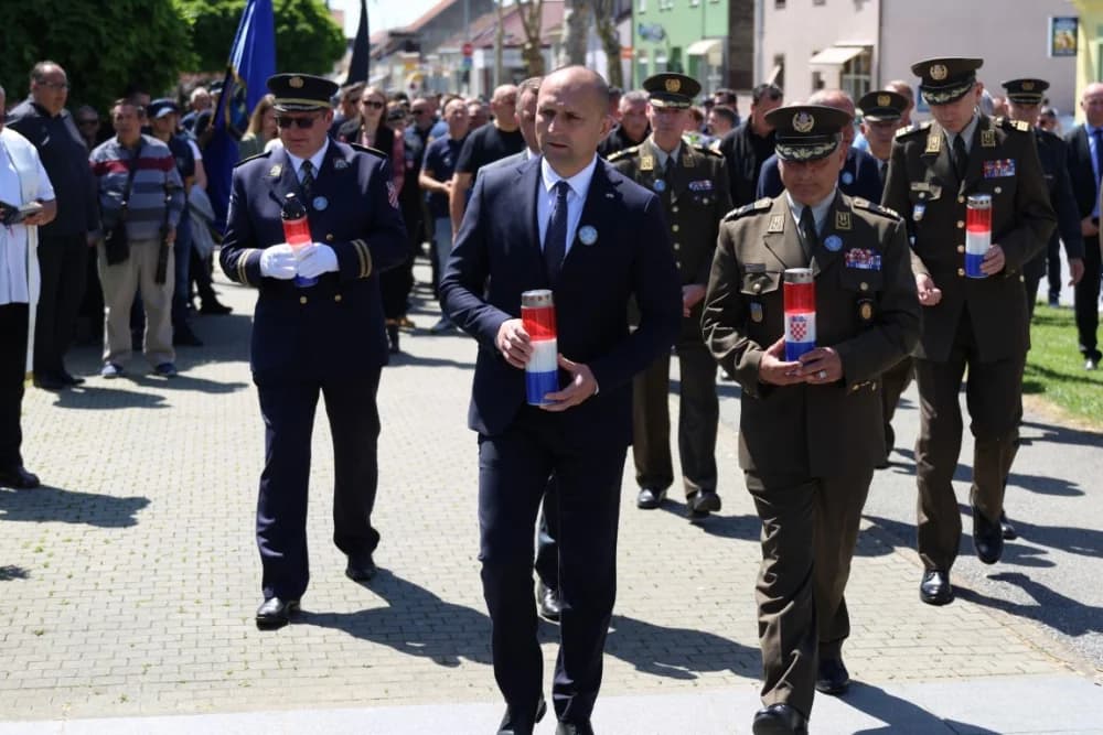 (VELIKA FOTOGALERIJA) 33. obljetnica obilježavanja osnutka 3. gardijske brigade “Kune” u Novoj Gradiški