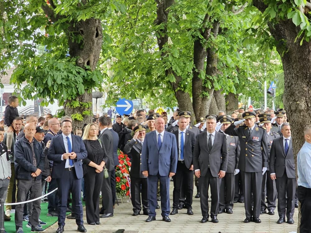 KRENULA SVEČANOST U OKUČANIMA: Došao i Vlado Šeks