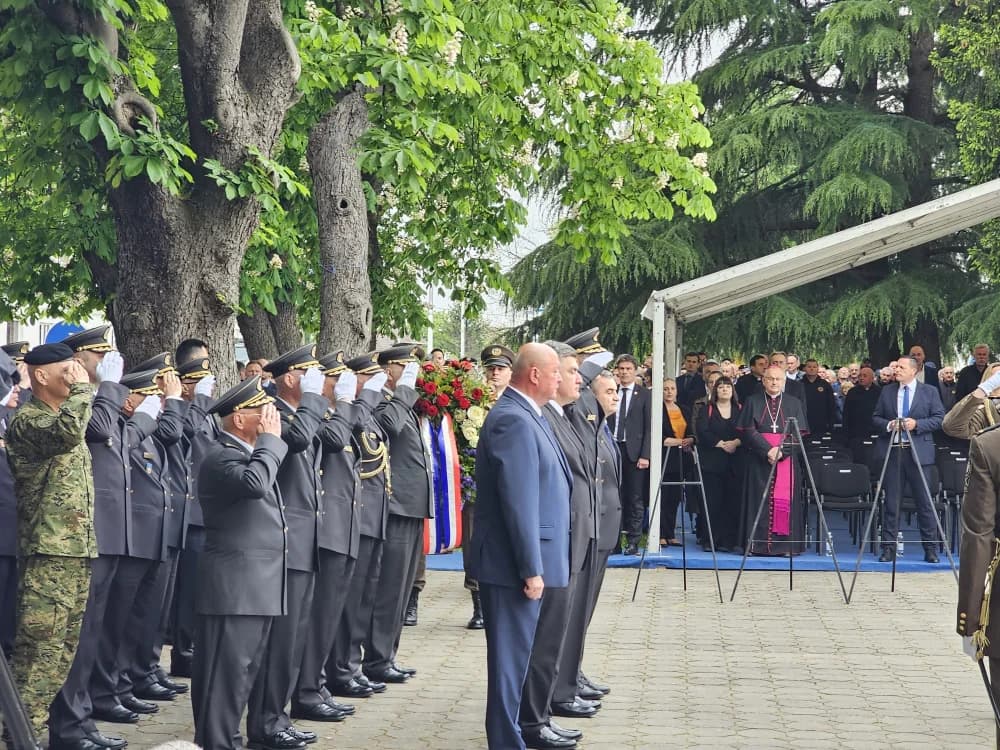 KRENULA SVEČANOST U OKUČANIMA: Došao i Vlado Šeks