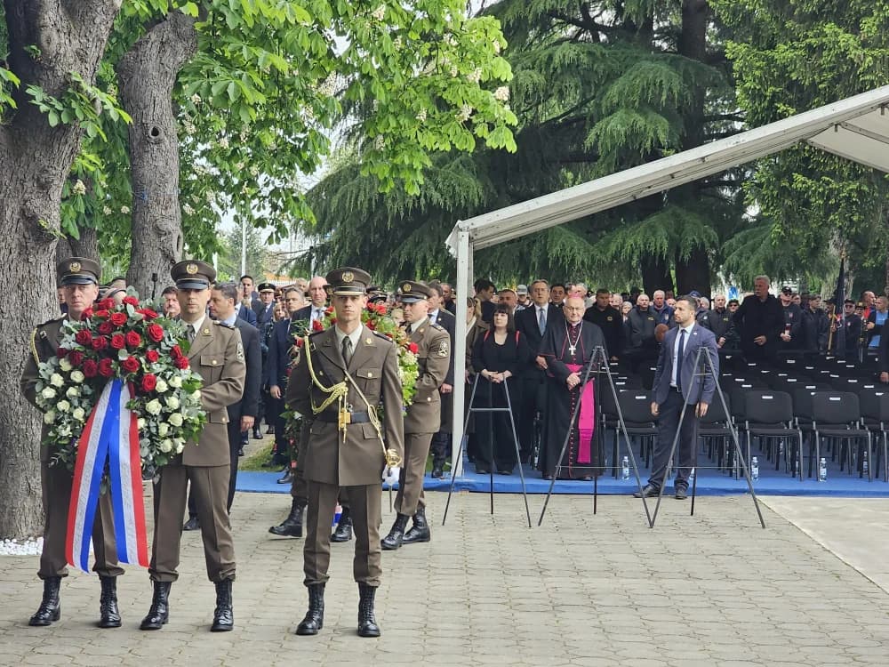 KRENULA SVEČANOST U OKUČANIMA: Došao i Vlado Šeks