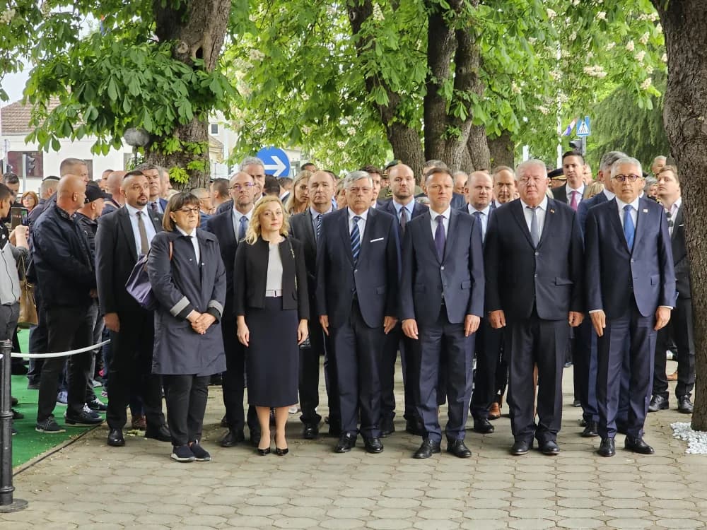 KRENULA SVEČANOST U OKUČANIMA: Došao i Vlado Šeks