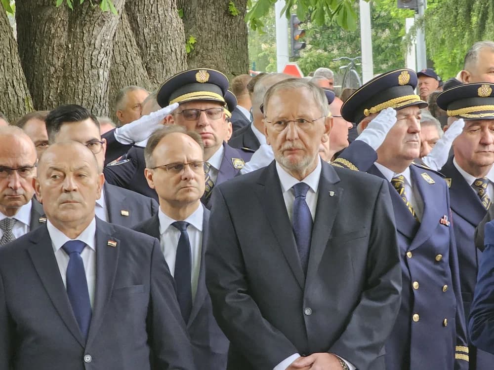KRENULA SVEČANOST U OKUČANIMA: Došao i Vlado Šeks