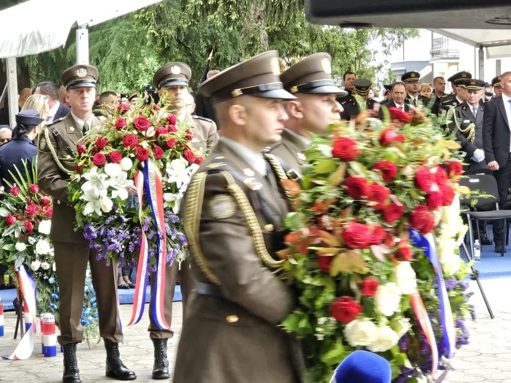 KRENULA SVEČANOST U OKUČANIMA: Došao i Vlado Šeks