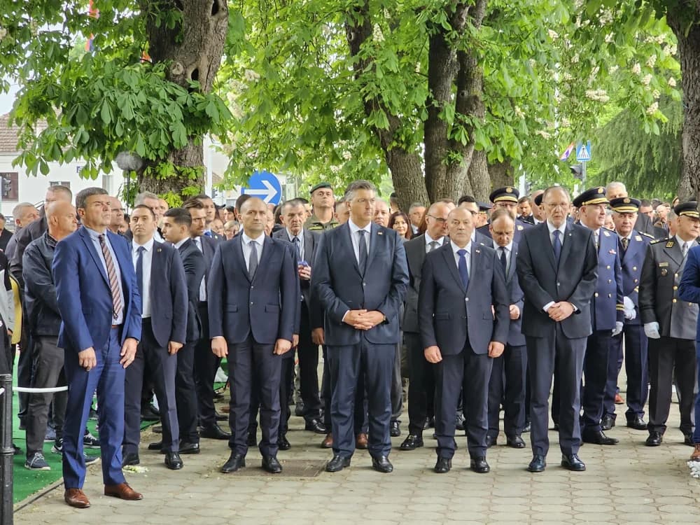 KRENULA SVEČANOST U OKUČANIMA: Došao i Vlado Šeks