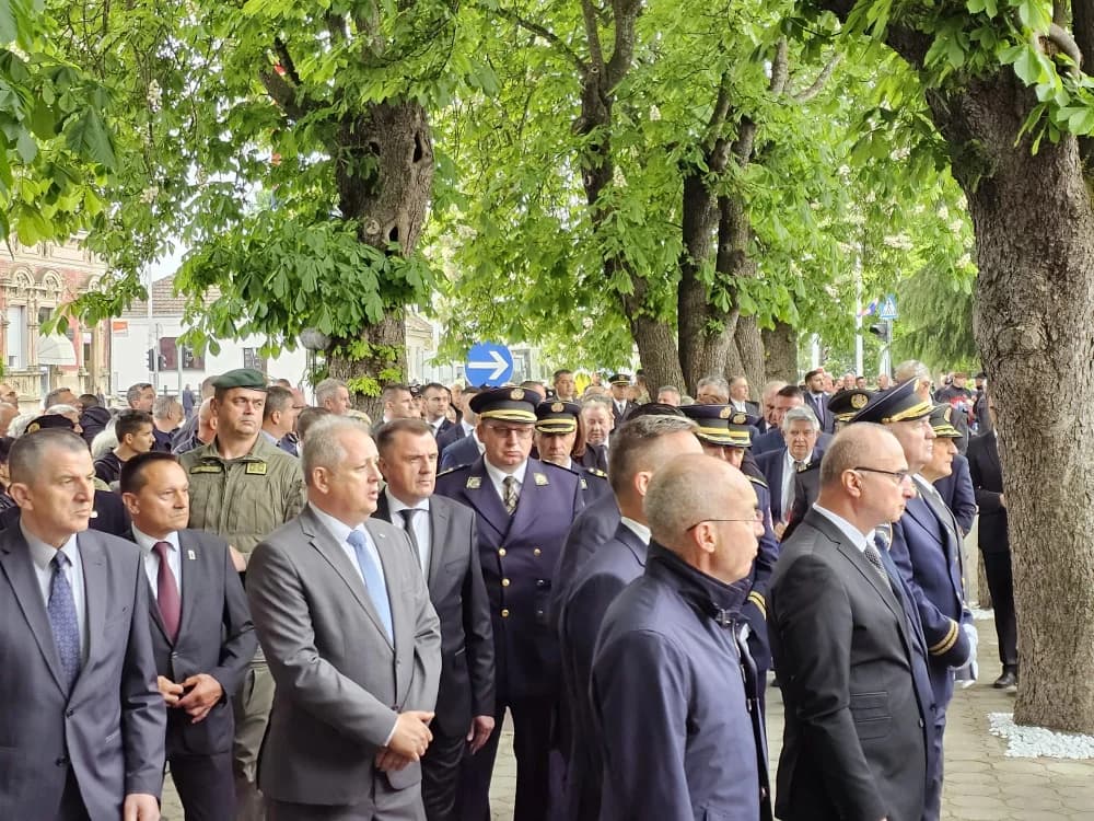 KRENULA SVEČANOST U OKUČANIMA: Došao i Vlado Šeks