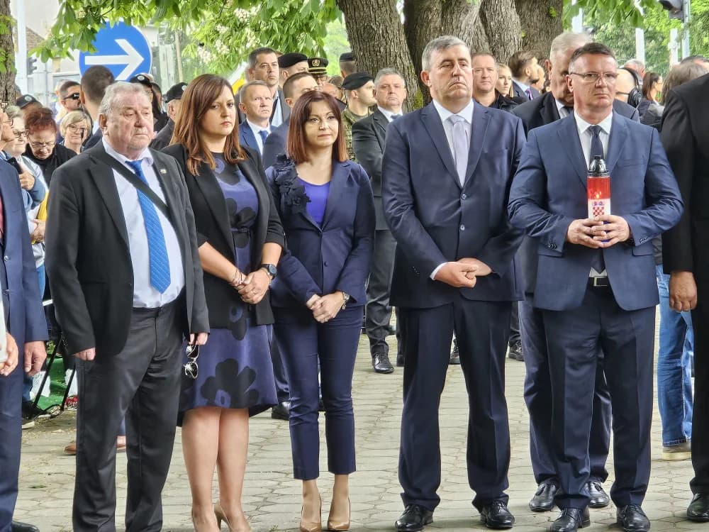 KRENULA SVEČANOST U OKUČANIMA: Došao i Vlado Šeks