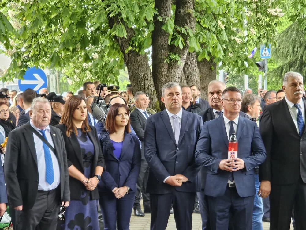 KRENULA SVEČANOST U OKUČANIMA: Došao i Vlado Šeks
