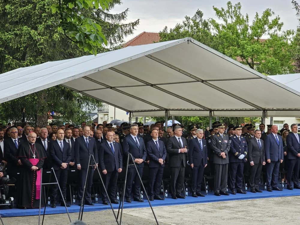 KRENULA SVEČANOST U OKUČANIMA: Došao i Vlado Šeks