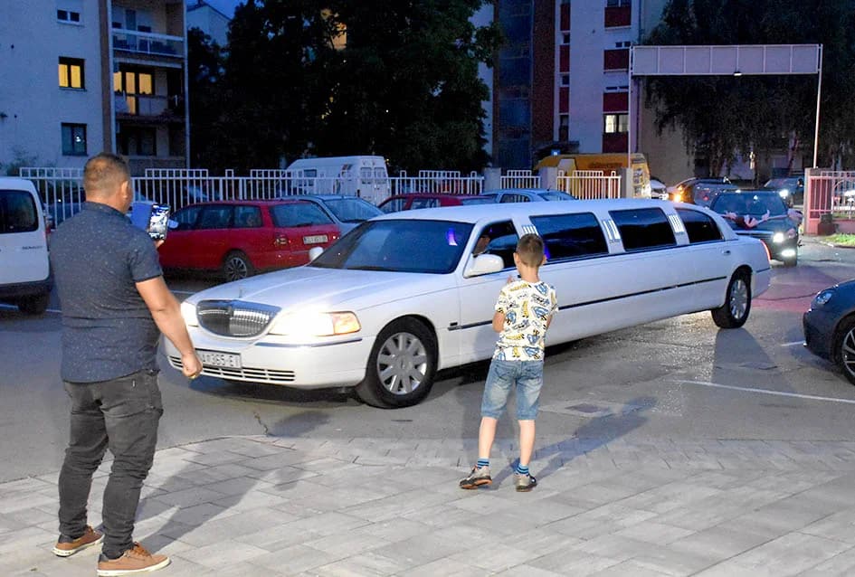 RASKOŠNA ROMSKA SVADBA U POŽEŠKOJ SVEČANOJ DVORANI „GLORIA“: Mladenku darivali zlatom i eurima