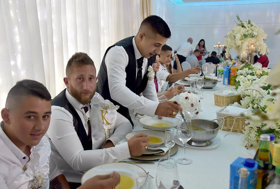 RASKOŠNA ROMSKA SVADBA U POŽEŠKOJ SVEČANOJ DVORANI „GLORIA“: Mladenku darivali zlatom i eurima