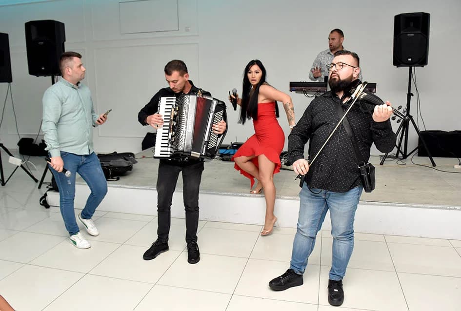RASKOŠNA ROMSKA SVADBA U POŽEŠKOJ SVEČANOJ DVORANI „GLORIA“: Mladenku darivali zlatom i eurima