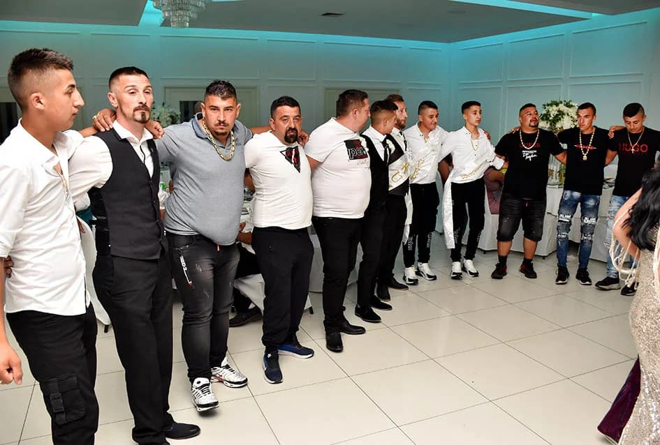 RASKOŠNA ROMSKA SVADBA U POŽEŠKOJ SVEČANOJ DVORANI „GLORIA“: Mladenku darivali zlatom i eurima