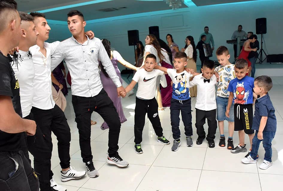 RASKOŠNA ROMSKA SVADBA U POŽEŠKOJ SVEČANOJ DVORANI „GLORIA“: Mladenku darivali zlatom i eurima