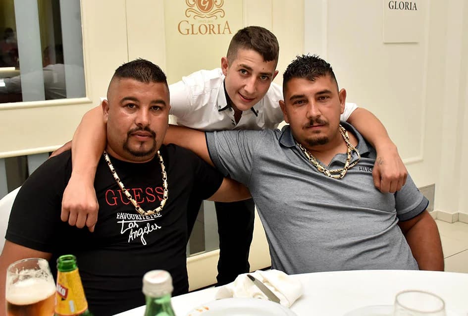 RASKOŠNA ROMSKA SVADBA U POŽEŠKOJ SVEČANOJ DVORANI „GLORIA“: Mladenku darivali zlatom i eurima