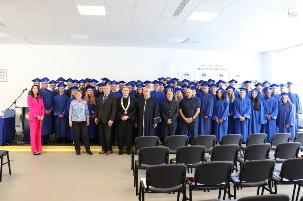 Veliki dan za Sveučilište u Slavonskom Brodu: Promovirani studenti sa Tehničkog i Biotehničkog odjela te Strojarskog fakulteta – u ponedjeljak promocija studenata s Odjela društveno-humanističkih znan