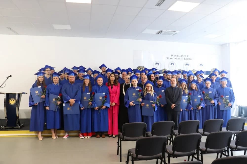 Veliki dan za Sveučilište u Slavonskom Brodu: Promovirani studenti sa Tehničkog i Biotehničkog odjela te Strojarskog fakulteta – u ponedjeljak promocija studenata s Odjela društveno-humanističkih znan