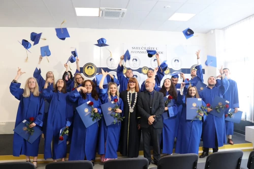 Veliki dan za Sveučilište u Slavonskom Brodu: Promovirani studenti sa Tehničkog i Biotehničkog odjela te Strojarskog fakulteta – u ponedjeljak promocija studenata s Odjela društveno-humanističkih znan