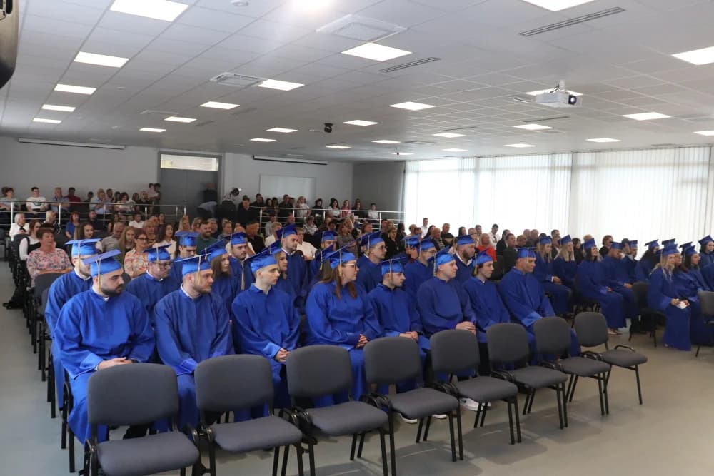 Veliki dan za Sveučilište u Slavonskom Brodu: Promovirani studenti sa Tehničkog i Biotehničkog odjela te Strojarskog fakulteta – u ponedjeljak promocija studenata s Odjela društveno-humanističkih znan