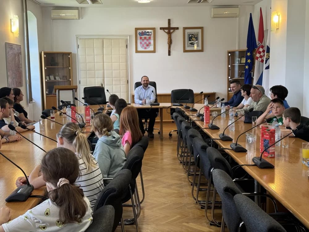 Sudionici Erasmus+ projekta na prijemu kod gradskog pročelnika Ivana Holika