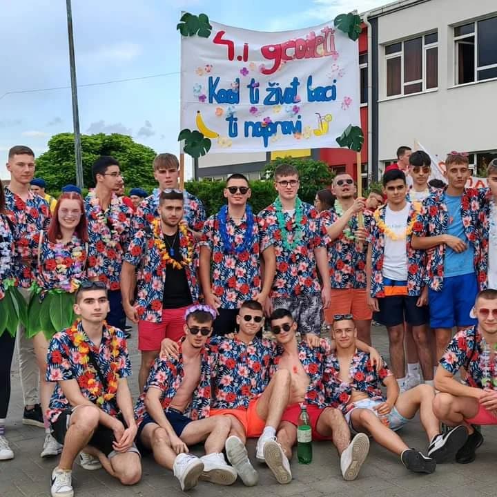 BROĐANI PONOVNO NAJBOLJI: Imamo brutalne maturante. Pogledajte njihove poruke